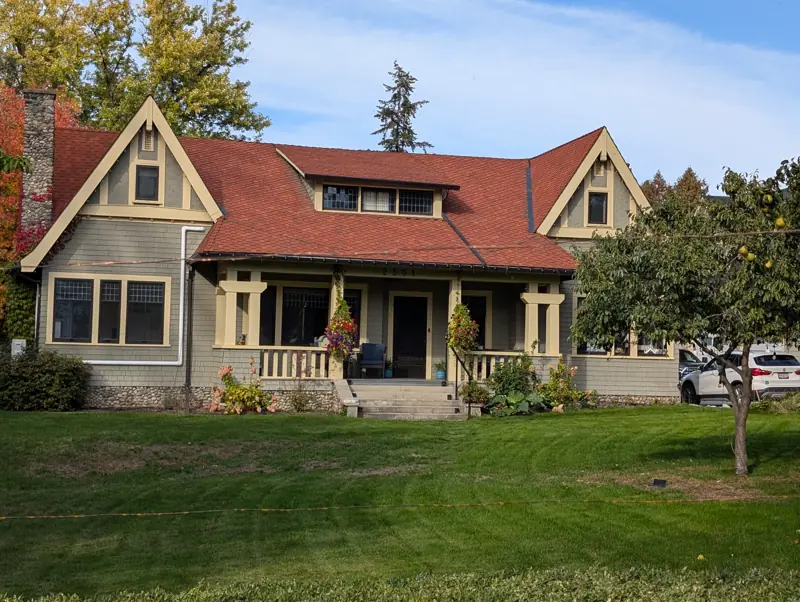 Urquhart House (1912), an English Arts and Crafts bungalow